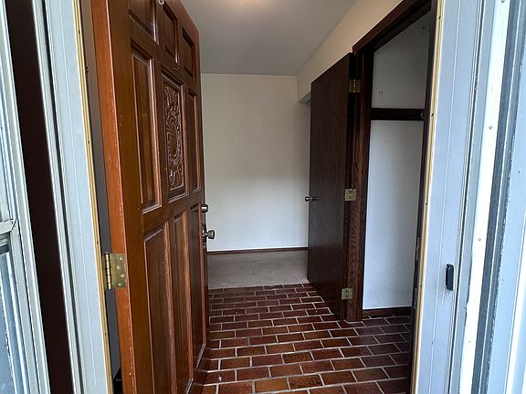 foyer
jacket closet