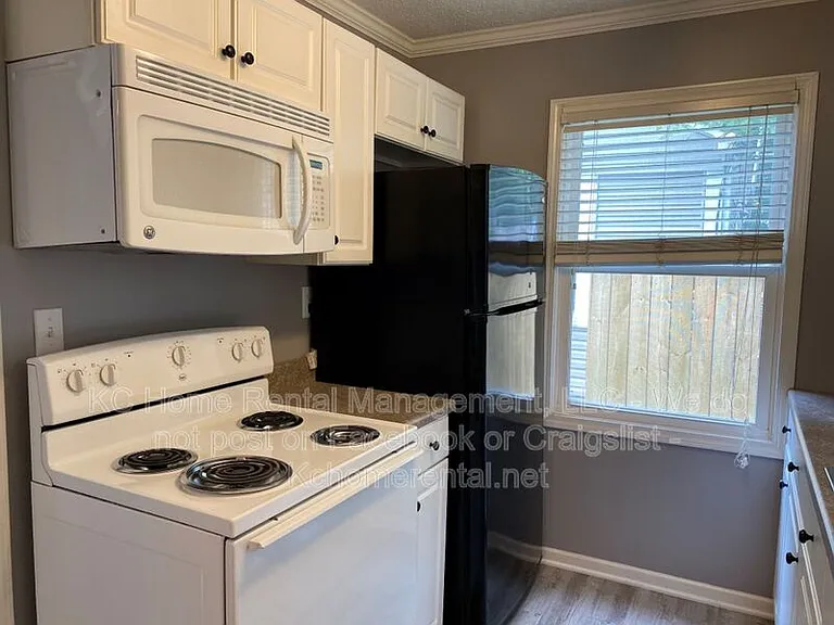 704 NE 45th Ter — Photo 4