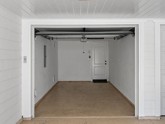 3rd image of 433 Iris Ave