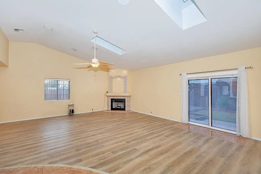 3 bed, 2.0 bath, 2165 sqft, $2,100 — Photo 4