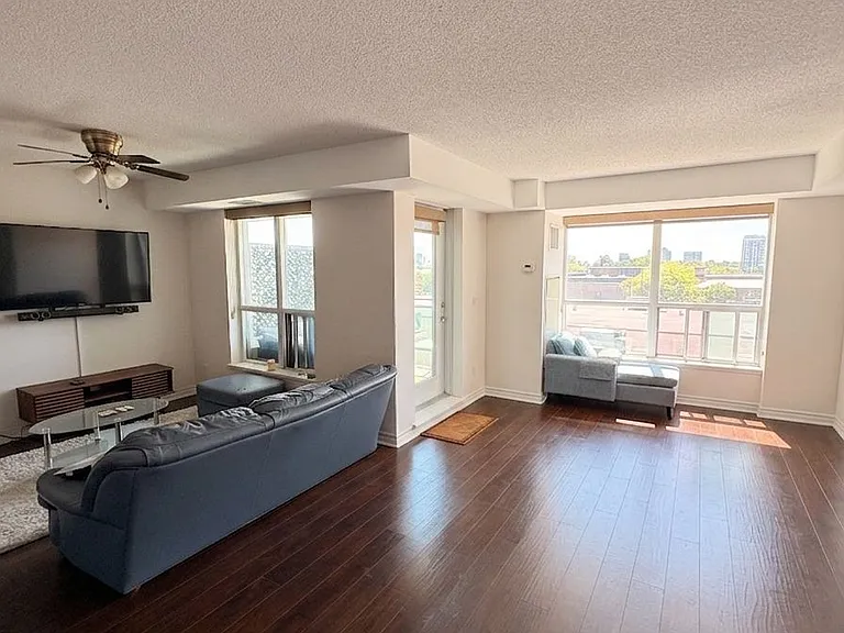 60 Fairfax Cres #425 — Photo 3