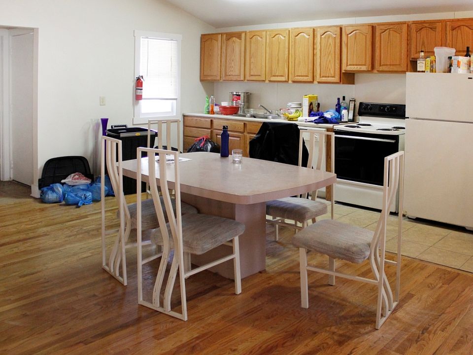 1st image of 242 E 18th Ave