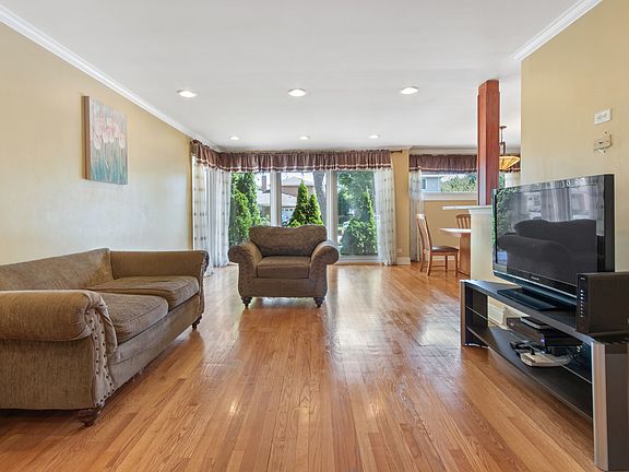 3rd image of 7404 N Kilbourn Ave