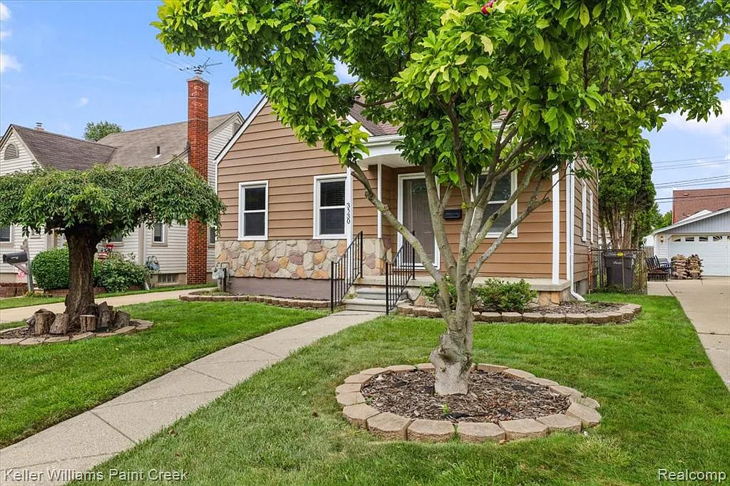 3 bed, 1.0 bath, 1144 sqft, $2,300 — Photo 3
