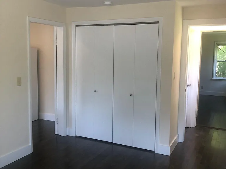 325 E University St — Photo 12