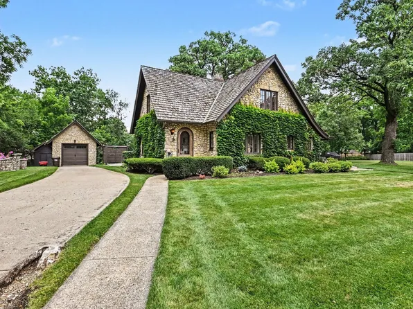 1 Kellogg Ln, Crystal Lake, IL 60014