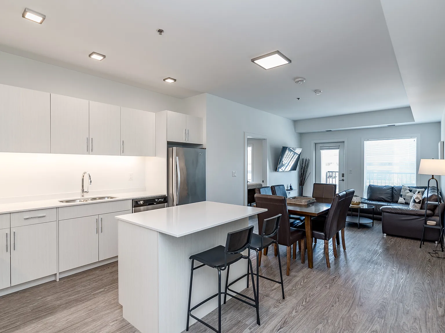 2 bed, 900 sqft, $3,450 — Photo 2