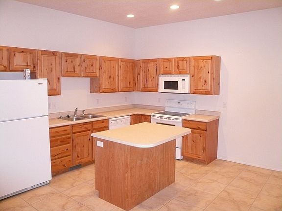 Kitchen / 10ft ceilings