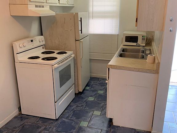 3rd image of 702 N L St APT 7