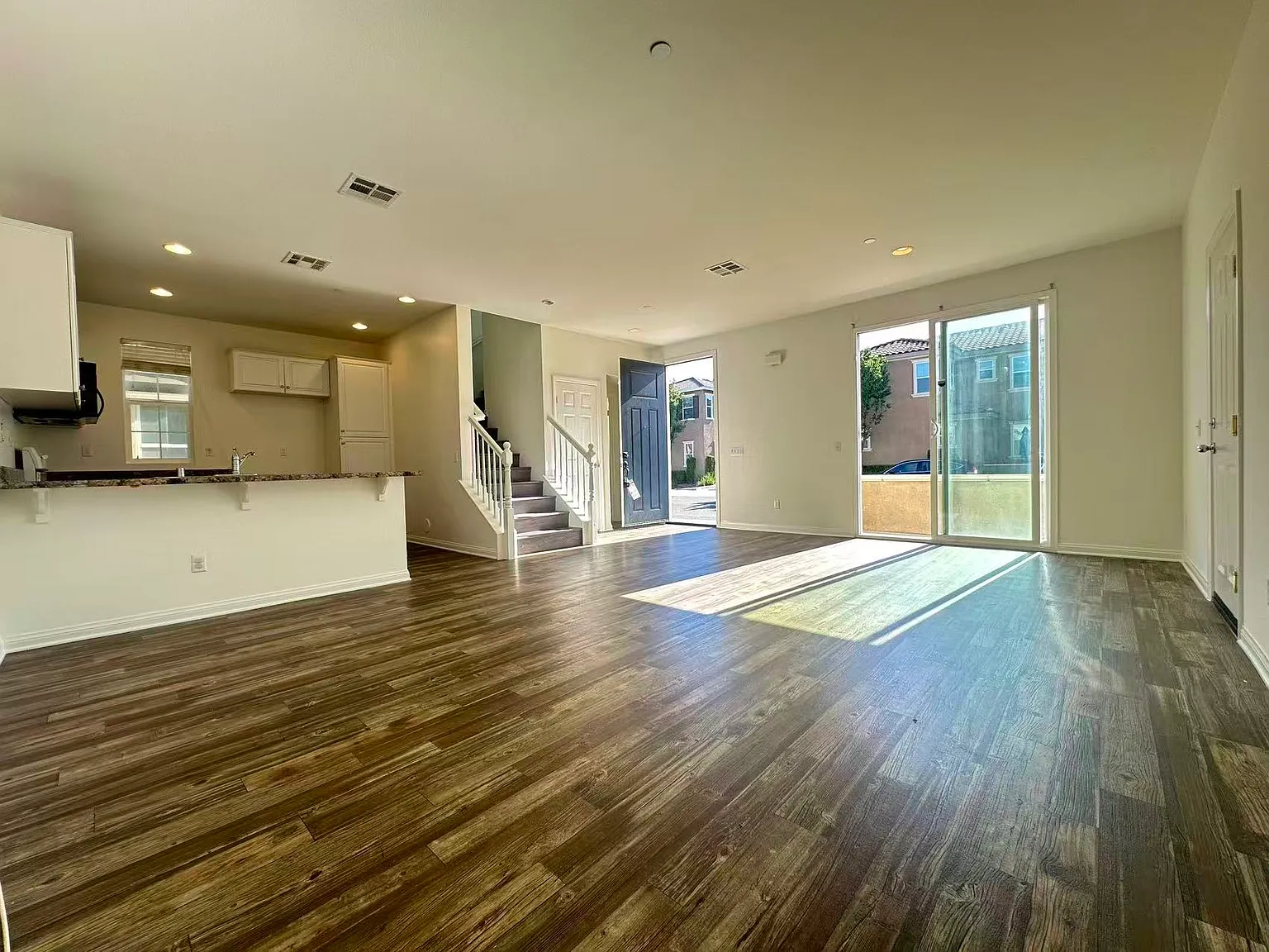 3 bed, 2.5 bath, 1544 sqft, $3,100 — Photo 2