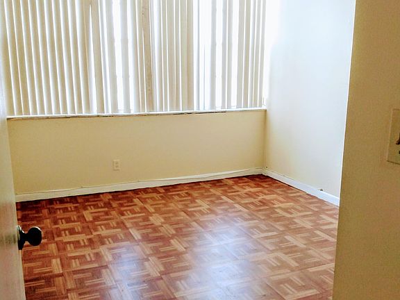 4th image of 2025 NE 164th St APT 404