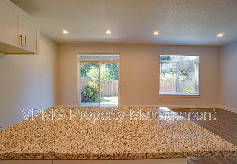 10703 NE 70th St #1 — Photo 13