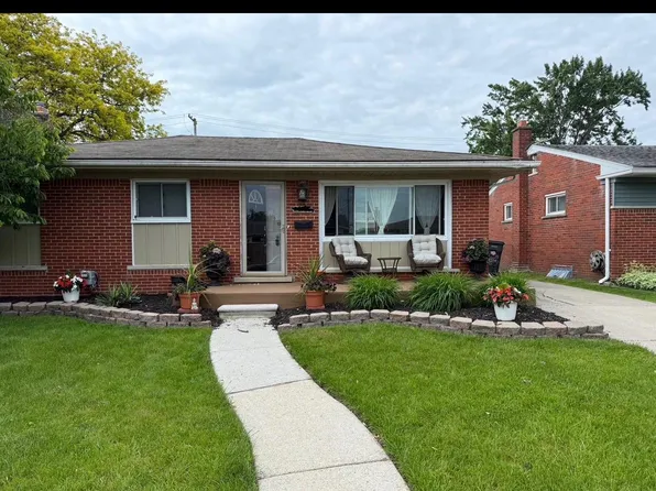 21736 Timberidge St, Saint Clair Shores, MI 48082