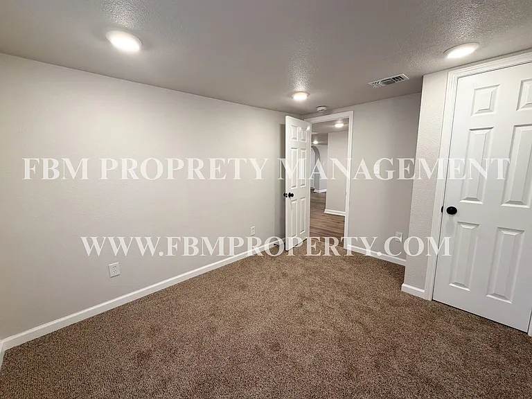 303 E Thompson St — Photo 19
