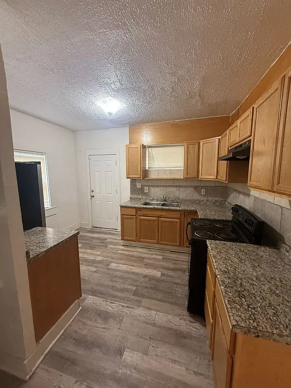 5 bed, 3.0 bath, 1427 sqft, $1,300 — Photo 2