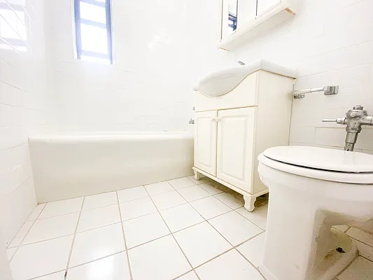 Rented by RealTegrity NY LLC | media 34