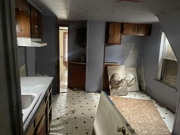 5th image of 733 Washington St