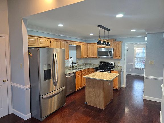 Eat-in-Kitchen with All Appliances included.