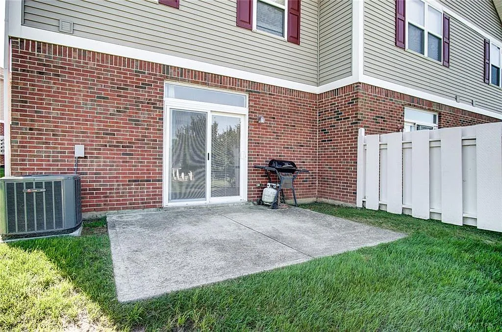 3 bed, 2.5 bath, 1334 sqft, $2,399 — Photo 2