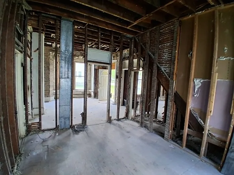317 SW 3rd St — Photo 4