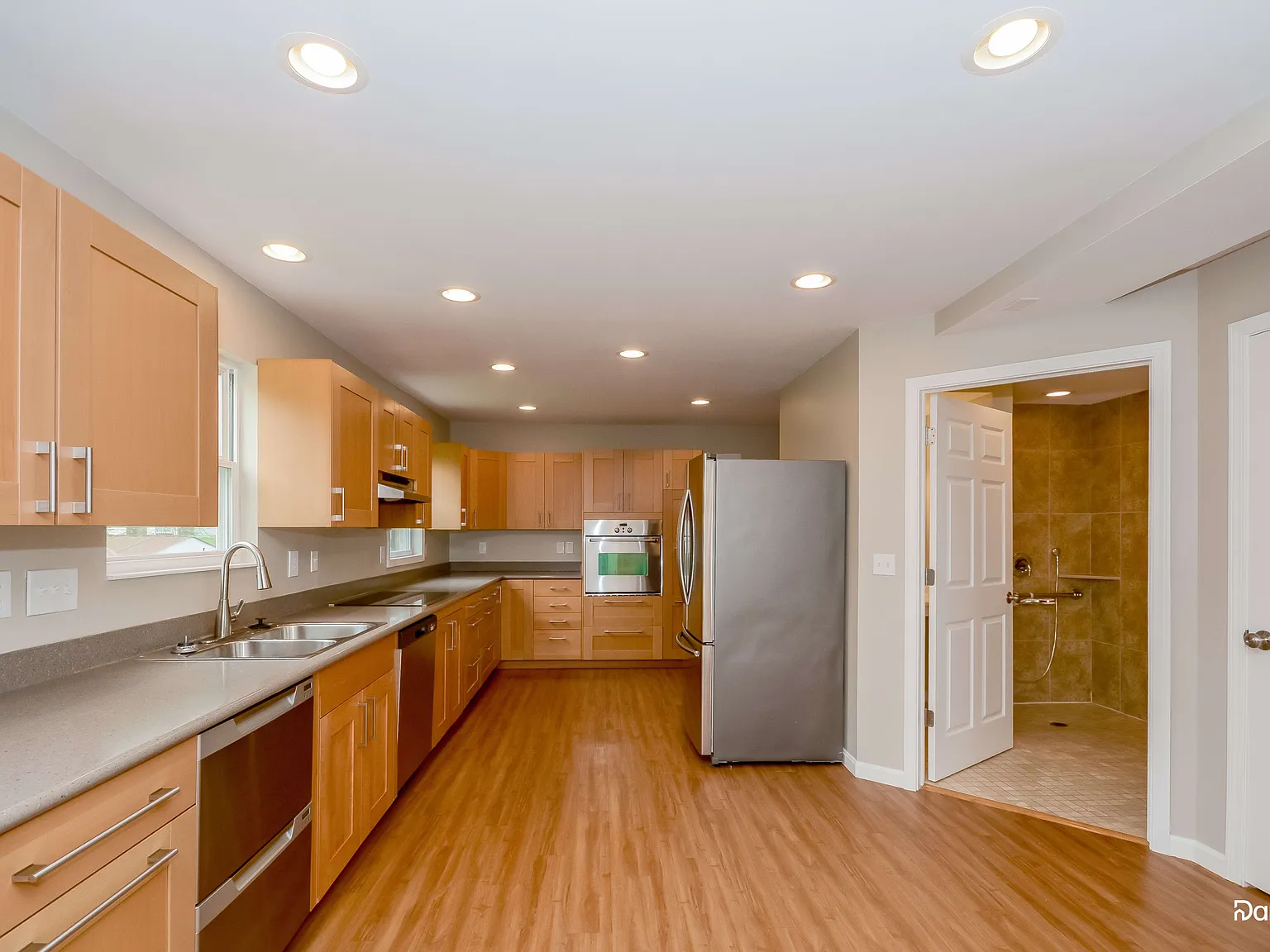 4 bed, 3.0 bath, 1899 sqft, $2,550 — Photo 2