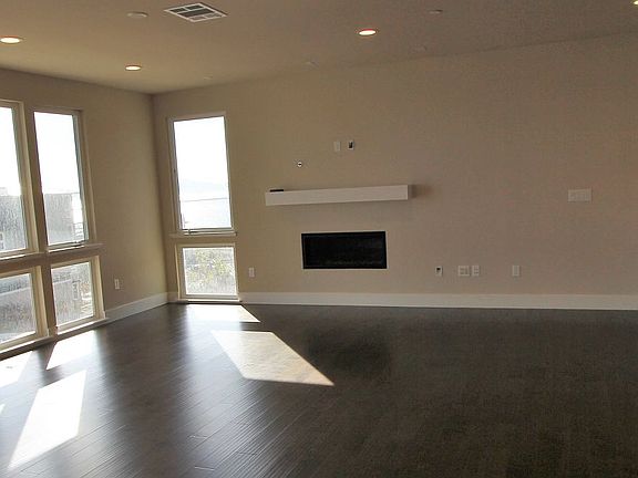 Waterline QMI 902 Great Room