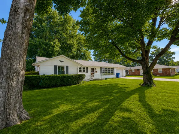 310 Hickory St, Flora, IL 62839