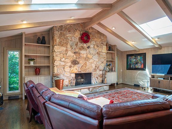3rd image of 3614 Radcliffe Dr