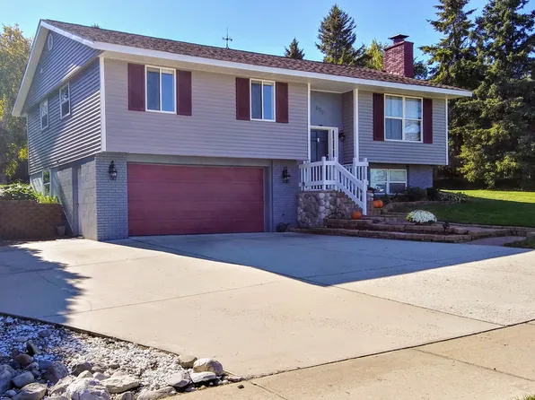 909 Regent Dr, Petoskey, MI 49770