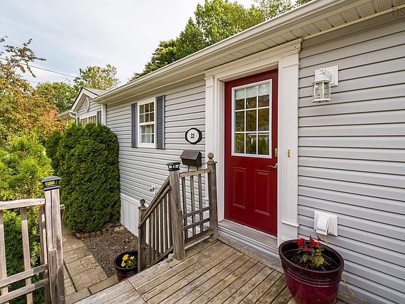 4th image of 33 Commodore Ct