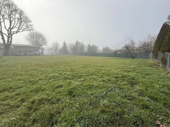 S 2nd St, Carlton, OR 97111