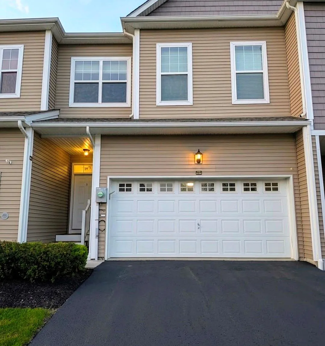 3 bed, 3.5 bath, 2211 sqft, $3,600 — Photo 1