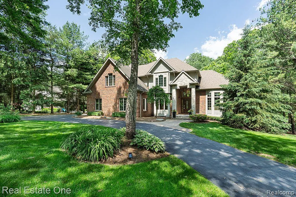 9388 Lake Ridge Dr photo 1