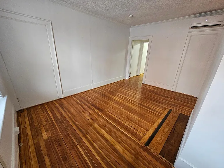 221 W Burke St — Photo 4