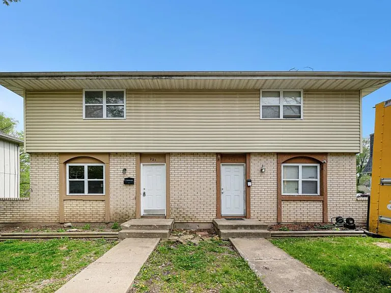 221 N Oak St — Photo 12