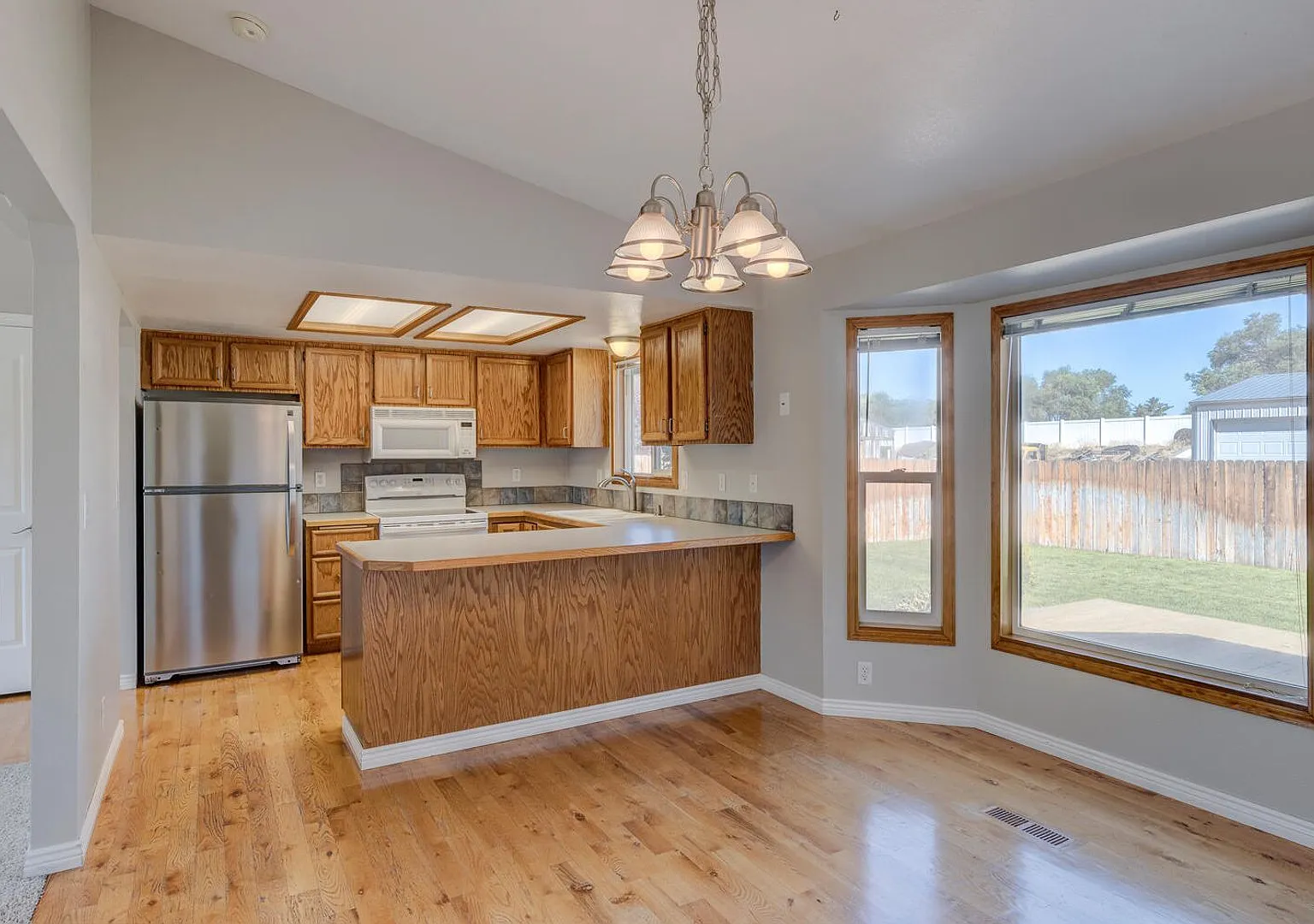 3BD Home on an Oversized Lot with a Standalone SHOP!! — Photo 3