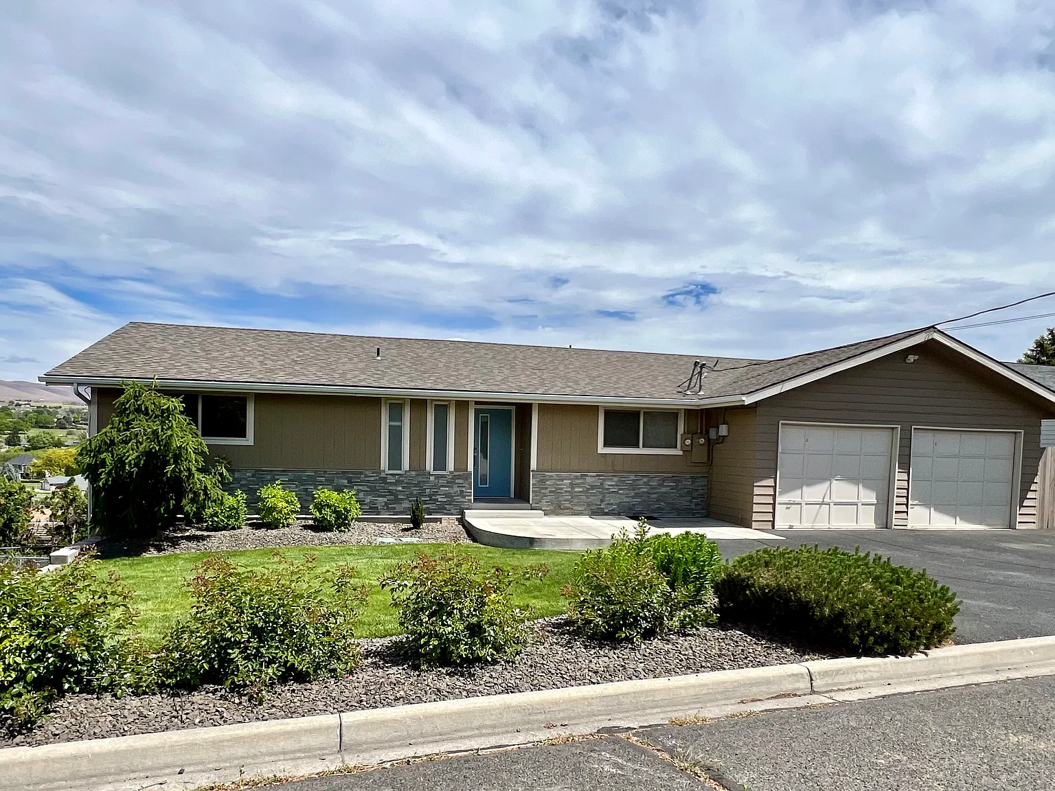 3 bed, 1600 sqft, $1,900 — Photo 1