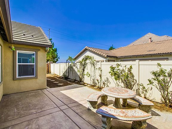 5th image of 16096 Begonia Ave