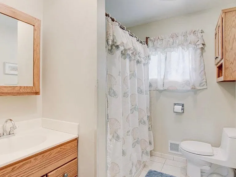 4466 Lexington Ave N — Photo 4
