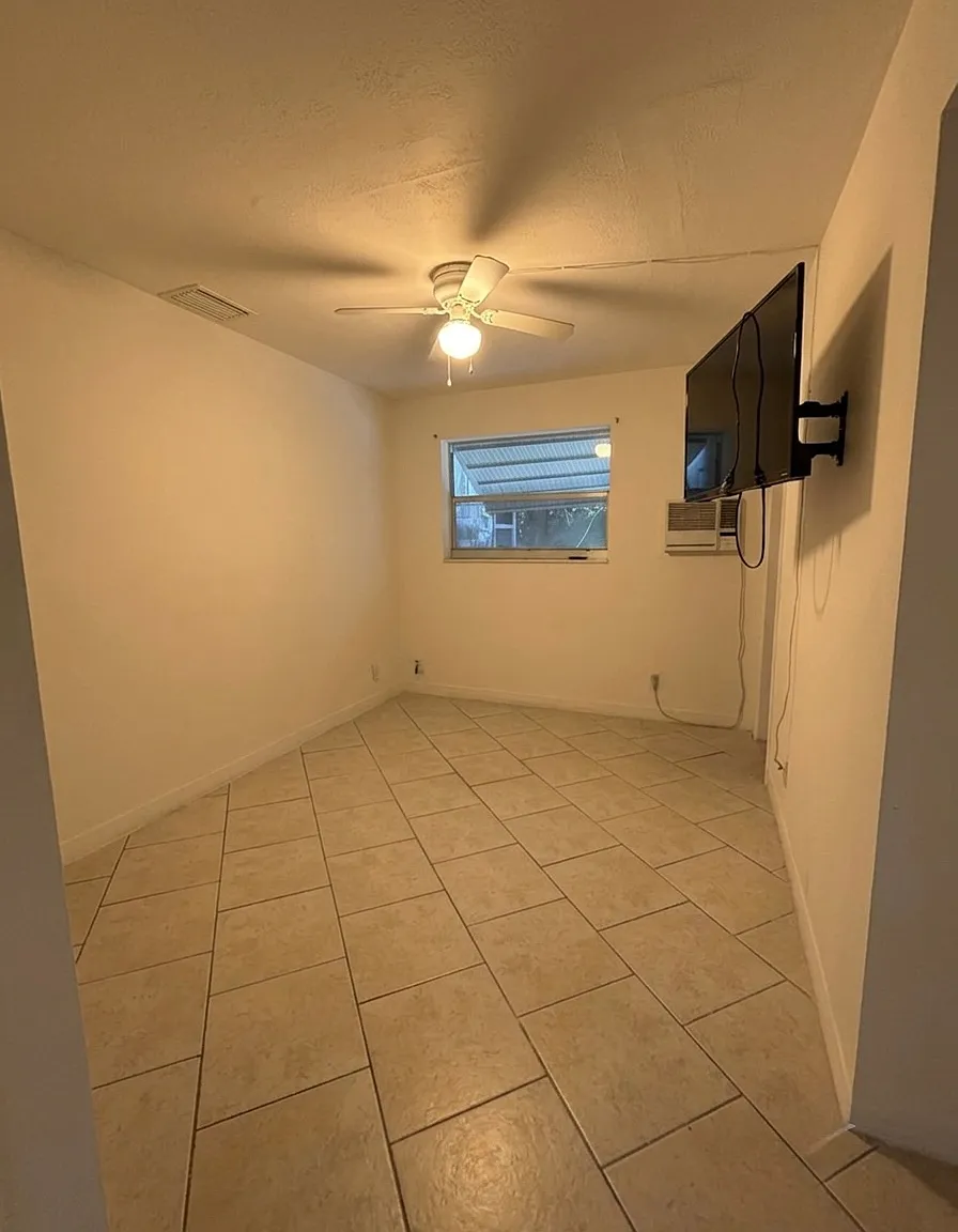 Studio, 250 sqft, $1,250 — Photo 2