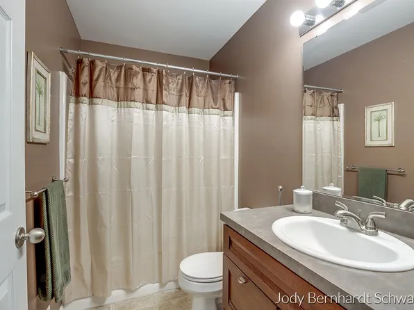 216 Hunters Ln NE, Rockford, MI 49341