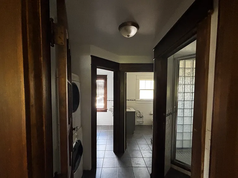 718 E 8th St — Photo 10