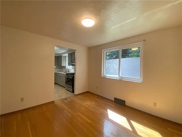 439 Crestview Dr — Photo 15
