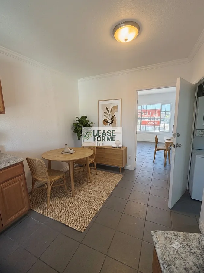 841 W. Florence Ave - Spacious 2BR/1BA Apartment in South Los Angeles | Small Pets Welcome | Prim... — Photo 2