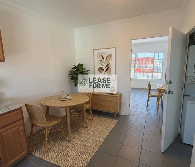 841 W Florence Ave — Photo 2