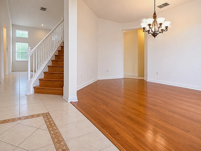410 Sandringham Ct — Photo 6