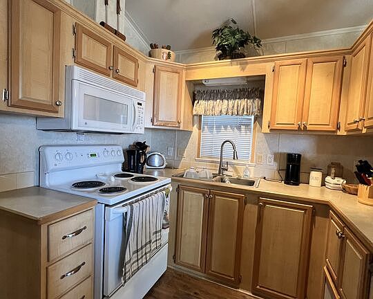 4th image of 1589 Drew Rd #385