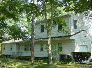 3 Broadhollow Rd, Hampton Bays, NY 11946