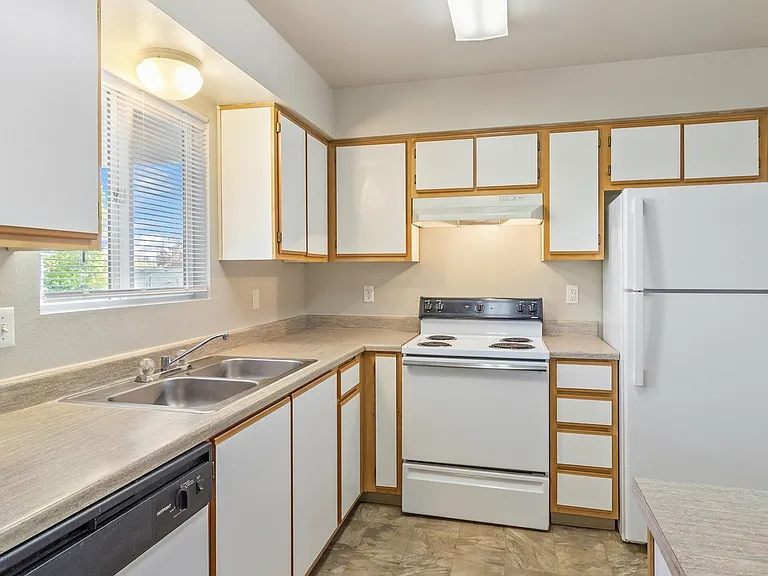 Brentwood Village — Photo 11