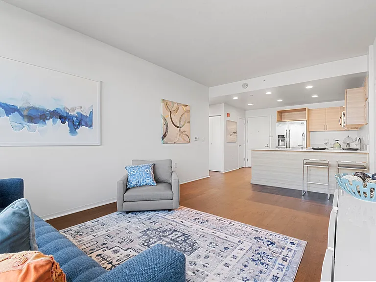 2032 1/2 Hudson St #527 — Photo 4